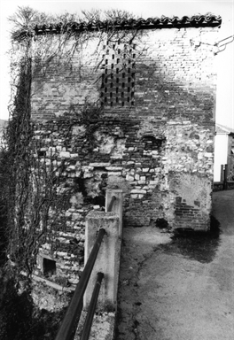 Torrione di cinta delle mura castellane